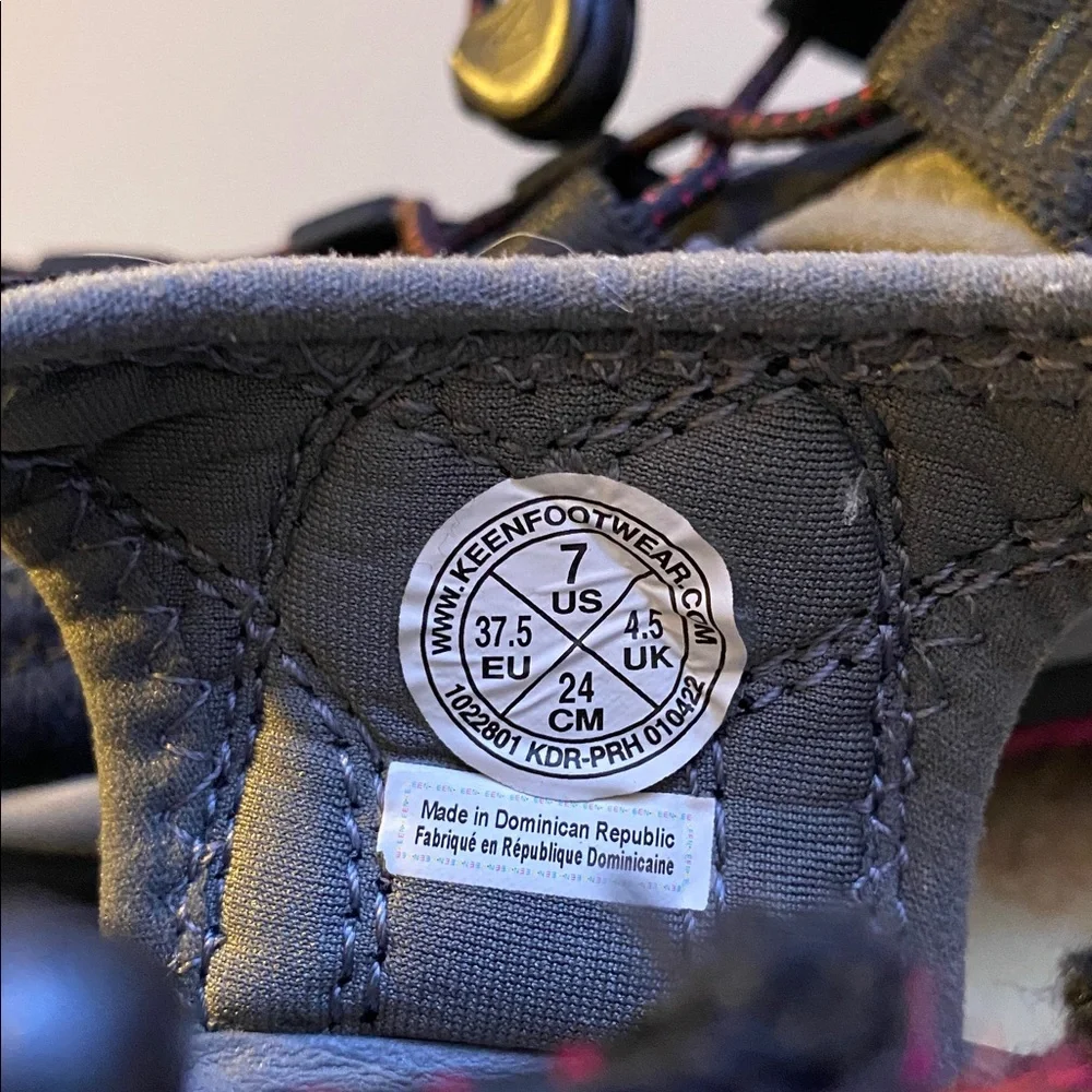 Keen Gray/Blach waterproof Footwear, scuffs one right toe from normal wear, - Picture 5 of 10